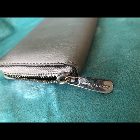 Michael Kors gray pebble leather Hobo, checkbook wallet w/Silver hardware - Picture 3 of 9